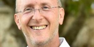 Rabbi-Leo-Dee-Headshot-e1700054021288